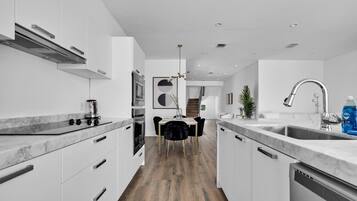 Townhouse Mewah, 3 kamar tidur, kolam renang pribadi, pemandangan kolam renang | Microwave