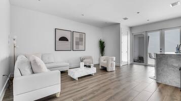 Townhouse Mewah, 3 kamar tidur, kolam renang pribadi, pemandangan kolam renang | Ruang keluarga | Televisi 55-inci dengan saluran TV kabel