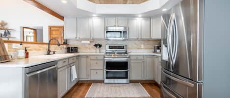 Refrigerador, microondas, horno, placa de cocina