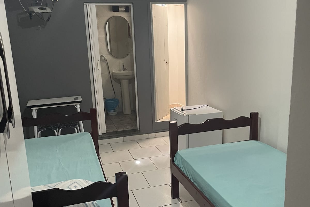 Habitación individual básica | Escritorio, espacio para trabajar con laptop y wifi gratis