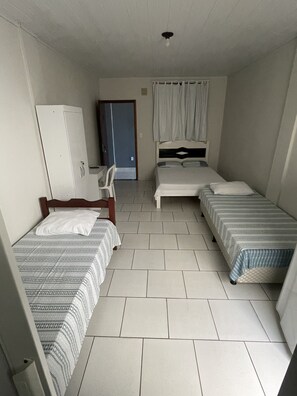 Economy Room | Desk, laptop workspace, free WiFi - pousada carioca (Sao Joao Da Barra)