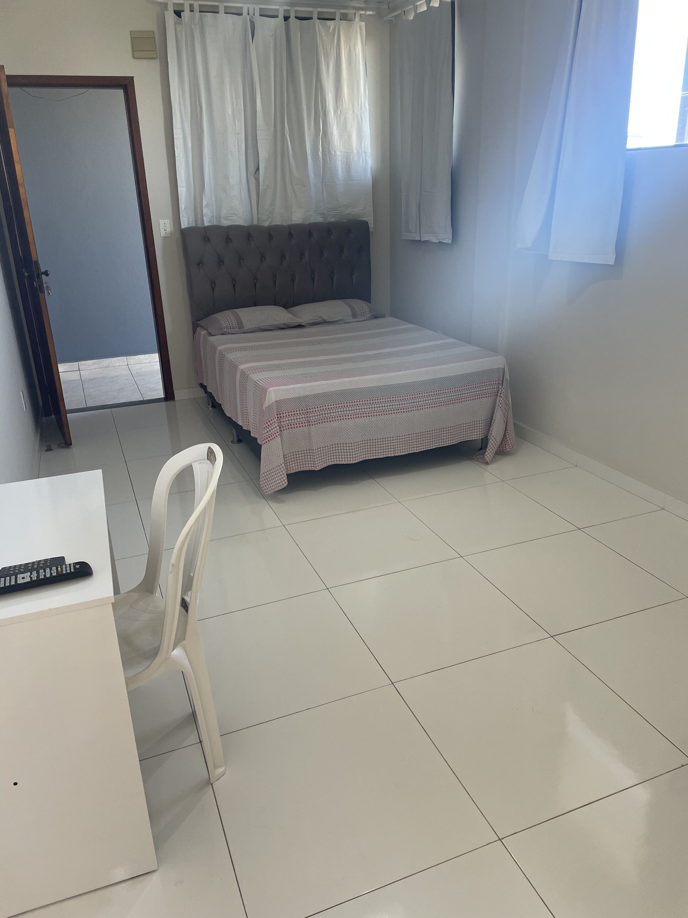 Quarto casal básico | Escrivaninha, espaço de trabalho para notebook, Wi-Fi de cortesia