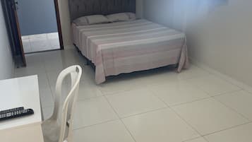Quarto casal básico | Escrivaninha, espaço de trabalho para notebook, Wi-Fi de cortesia