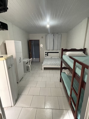 Economy Room | Desk, laptop workspace, free WiFi