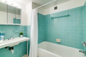 Shower, hair dryer, towels - Miami Beach Getaway| Ocean & City Views + FastWiFi (Miami)