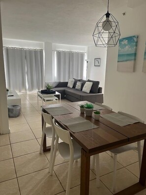 Dining - Miami Beach Getaway| Ocean & City Views + FastWiFi (Miami)