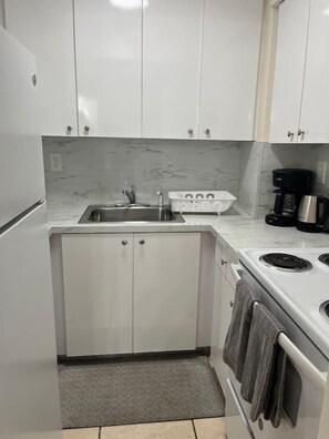 Fridge, microwave, oven, stovetop - Miami Beach Getaway| Ocean & City Views + FastWiFi (Miami)