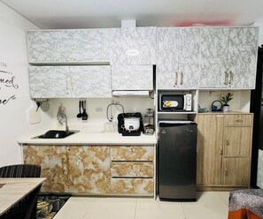 Fridge, microwave, stovetop, electric kettle - Samboy Condo unit besides SM Mall uptown (Cagayan de Oro)
