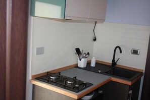 Réfrigérateur, plaque de cuisson, bouilloire électrique, moulin à café