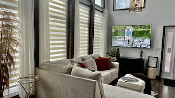 Smart TV, chimenea, monitor de computadora