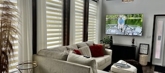Luxury modern cottage home 5mins to Southhampton Beach