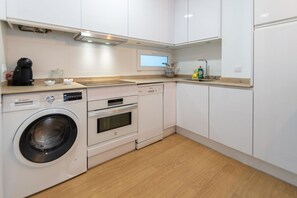 Micro-ondes, four, plaque de cuisson, lave-vaisselle