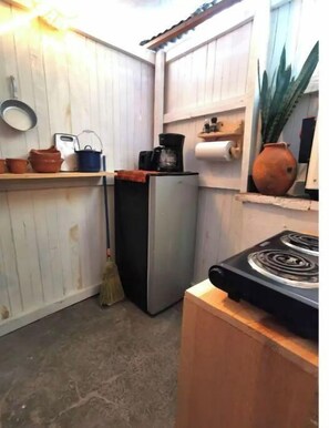 Frigorífico, placa de cocina, cafetera o tetera y tostadora