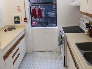 Private kitchen - Spacious, bright, simple modern decor by subway (Toronto)