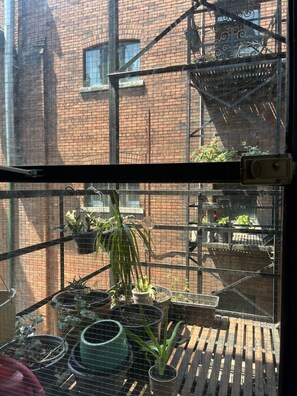 Interior - Spacious, bright, simple modern decor by subway (Toronto)