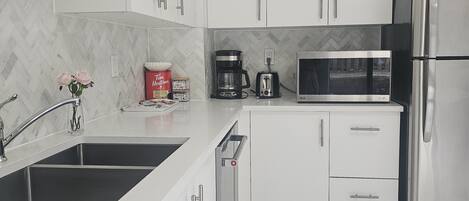 Réfrigérateur, micro-ondes, four, plaque de cuisson