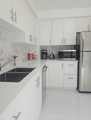 Fridge, microwave, oven, stovetop - 3-Bed 3-Bath Cozy Vacation House in Ajax, Greater Toronto Area GTA, ON, Canada (Ajax)
