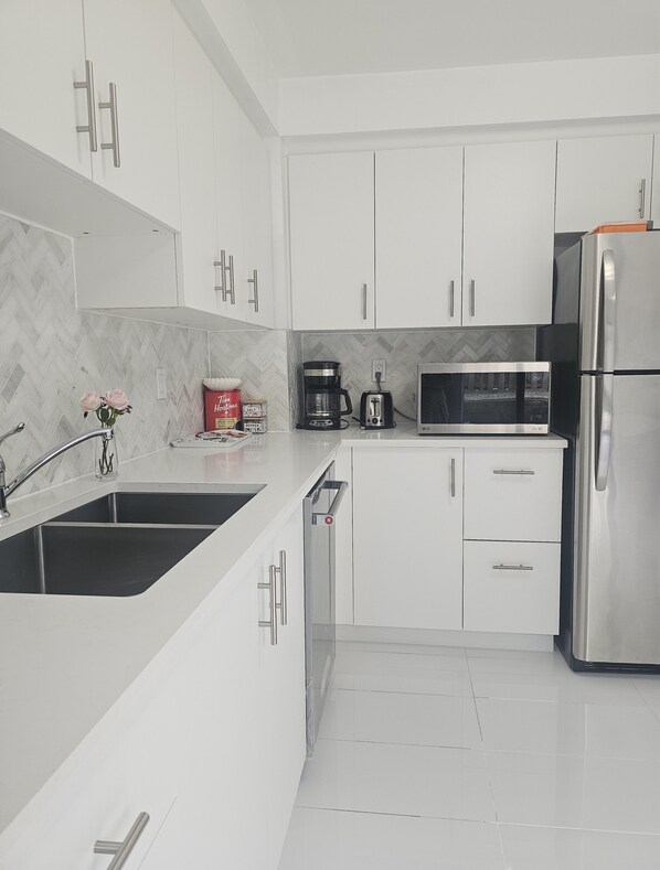 Fridge, microwave, oven, stovetop - 3-Bed 3-Bath Cozy Vacation House in Ajax, Greater Toronto Area GTA, ON, Canada (Ajax)