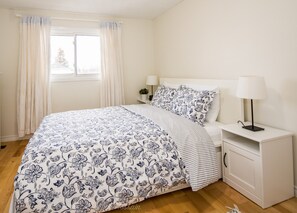 3 bedrooms, desk, soundproofing, iron/ironing board