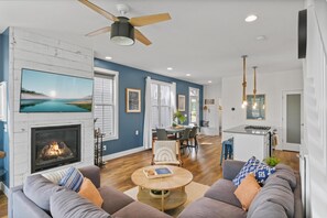 House, Multiple Beds (On The Rocks) | Living area - On The Rocks (Ottawa)