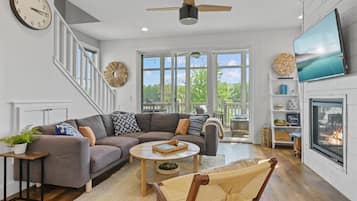 House, Multiple Beds (On The Rocks) | Living area