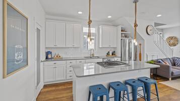 House, Multiple Beds (On The Rocks) | Private kitchen