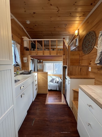 1 bedroom, free WiFi. Tacoma Tiny House
