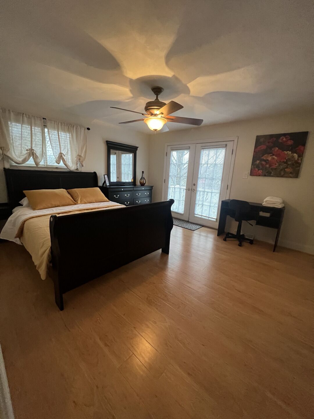 3 bedrooms, desk, travel cot, free WiFi