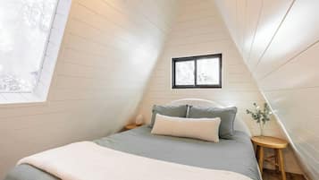 2 bedrooms, travel crib, free WiFi, bed sheets