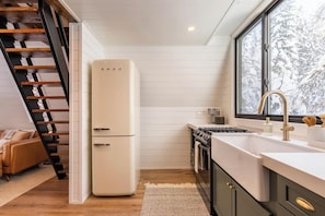 Frigorifero, microonde, forno, piano cottura