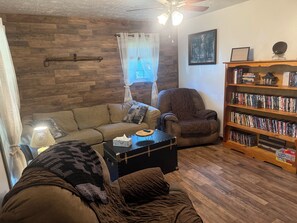 Smart TV, DVD player - Cute Little Whole House For Rent<br>Franklin’s Lodge (logan)
