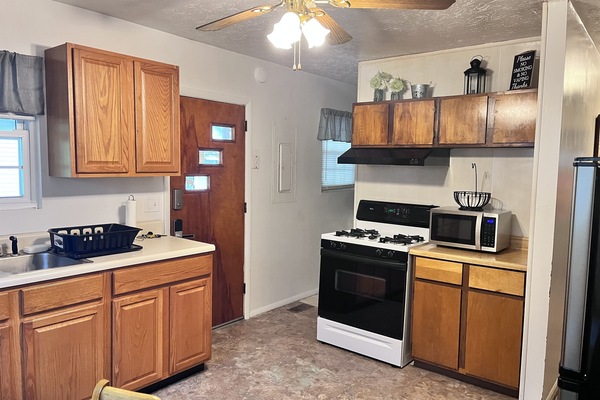 Frigorifero, microonde, forno, piano cottura