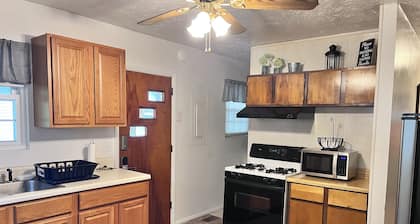 Cute Little Whole House For Rent<br>Franklin’s Lodge
