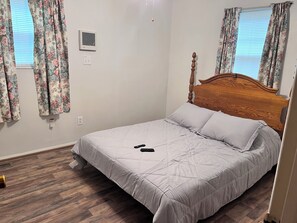 3 slaapkamers, een strijkplank/strijkijzer, reisbedje, gratis wifi