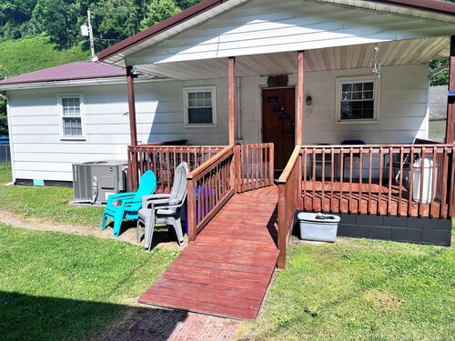Cute Little Whole House For Rent<br>Franklin’s Lodge