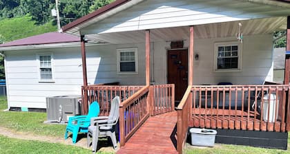 Cute Little Whole House For Rent<br>Franklin’s Lodge