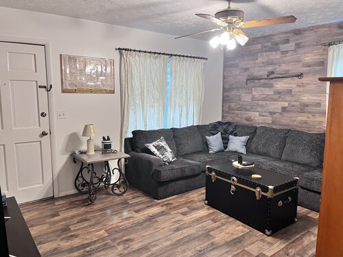 Cute Little Whole House For Rent<br>Franklin’s Lodge