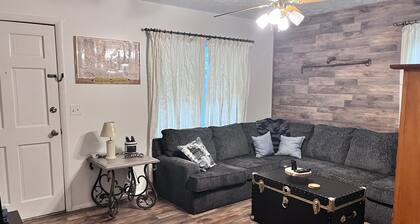 Cute Little Whole House For Rent<br>Franklin’s Lodge