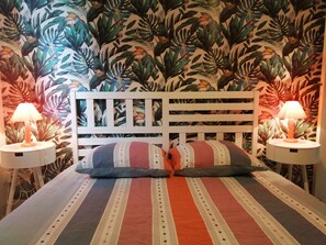 2 soverom, strykejern/-brett, reiseseng for barn og sengetøy