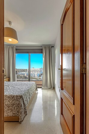 2 soveværelser, pengeskab på værelset, strygejern/strygebræt