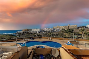 Una piscina al aire libre