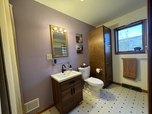 Douche, séchoir à cheveux, serviettes fournies, savon