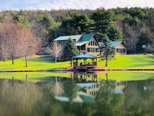 Lakefront on 150 acres, 6BR, fireplace, fire pit, WiFi, Pets welcome!