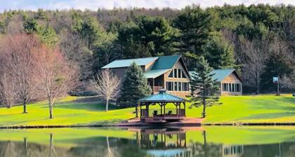 Lakefront on 150 acres, 6BR, fireplace, fire pit, WiFi, Pets welcome!