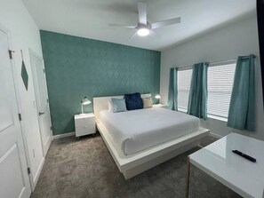 4 bedrooms, desk, iron/ironing board, travel crib - SL 4Br walking distance to club (kissimmee)