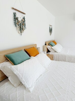 5 habitaciones, escritorio, wifi y ropa de cama