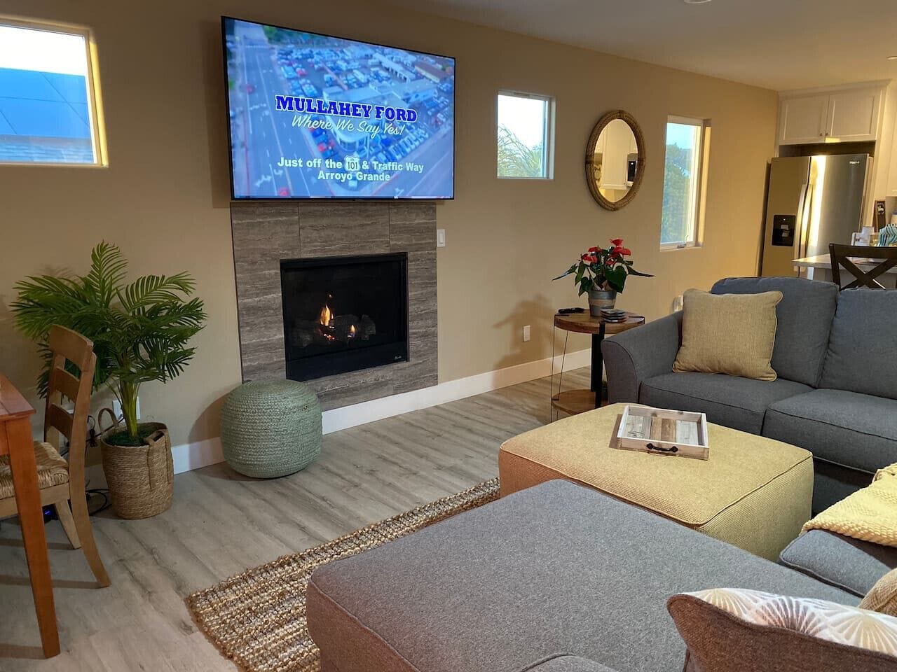 Een smart-tv, een open haard en een stereo