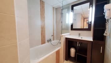 Badewanne, Haartrockner, Handtücher