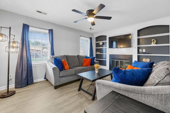 Living area - The Full House (Chesapeake)