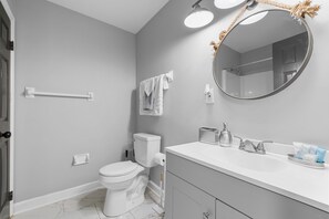 Shower, hair dryer, towels, soap - The Full House (Chesapeake)